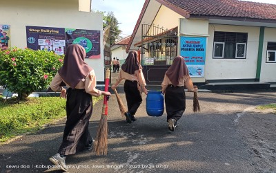 MENGENALI SAMPAH PLASTIK DAN BAHAYANYA